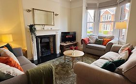 Spacious Victorian Townhouse With Cathedral Views